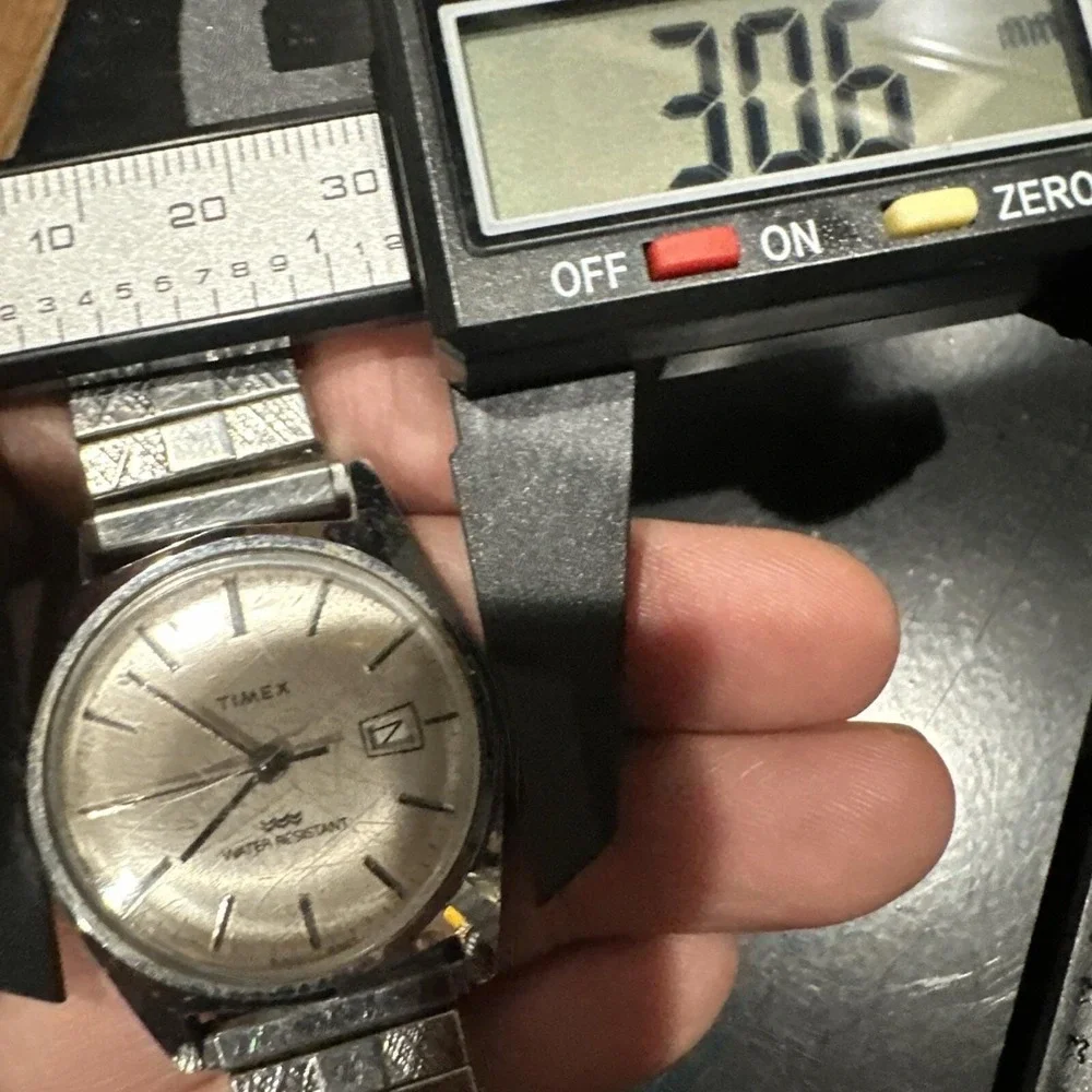 Running Vintage Timex‎ Mechanical Wristwatch Water Resistant Date Watch Silver